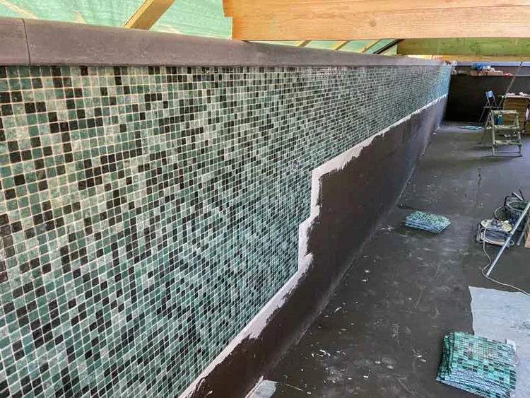 Comment carreler une piscine : étapes, préparation et choix des outils