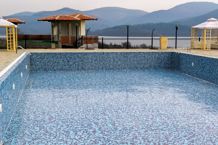 Comment faire la pose d’une mosaïque de piscine